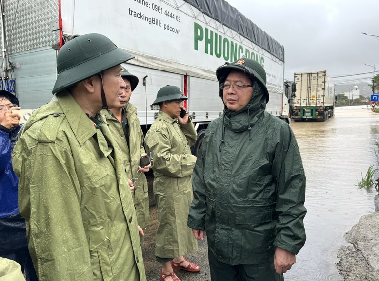 Phó Thủ tướng Hồ Quốc Dũng: Tập trung di dời dân, huy động tổng lực khắc phục chia cắt giao thông tại Đắk Lắk- Ảnh 1. Phó Thủ tướng Hồ Quốc Dũng: Tập trung di dời dân, huy động tổng lực khắc phục chia cắt giao thông tại Đắk Lắk- Ảnh 1.