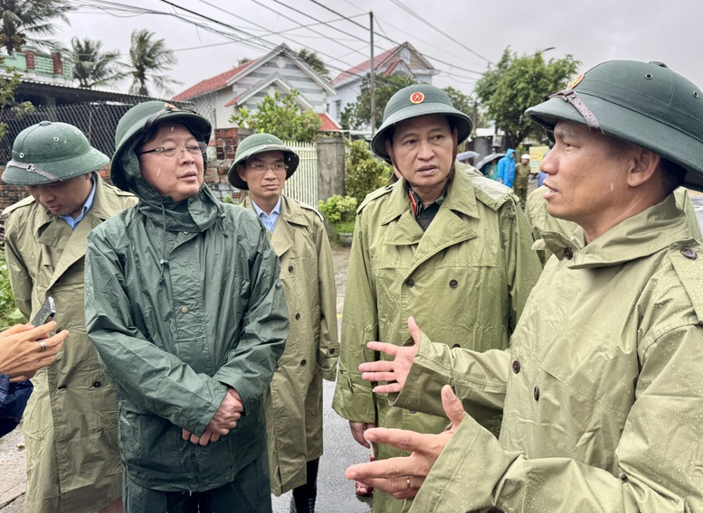 Phó Thủ tướng Hồ Quốc Dũng: Tập trung di dời dân, huy động tổng lực khắc phục chia cắt giao thông tại Đắk Lắk- Ảnh 2. Phó Thủ tướng Hồ Quốc Dũng: Tập trung di dời dân, huy động tổng lực khắc phục chia cắt giao thông tại Đắk Lắk- Ảnh 2.