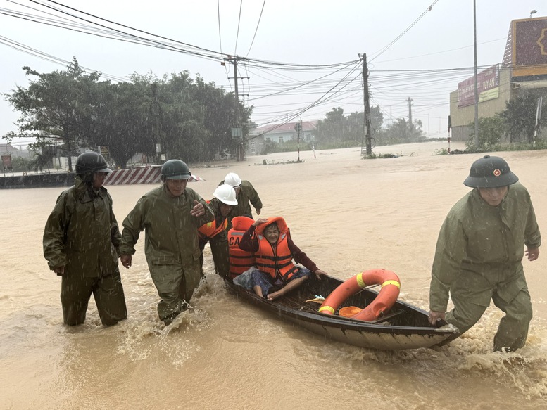 Phó Thủ tướng Hồ Quốc Dũng: Tập trung di dời dân, huy động tổng lực khắc phục chia cắt giao thông tại Đắk Lắk- Ảnh 4. Phó Thủ tướng Hồ Quốc Dũng: Tập trung di dời dân, huy động tổng lực khắc phục chia cắt giao thông tại Đắk Lắk- Ảnh 4.