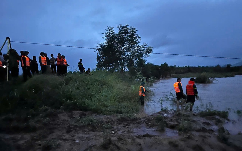 Vượt dòng lũ chảy xiết, Bộ đội, Công an giải cứu 33 người dân bị cô lập