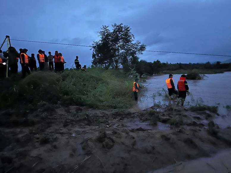 Vượt dòng lũ chảy xiết, Bộ đội, Công an giải cứu 33 người dân bị cô lập- Ảnh 1. Vượt dòng lũ chảy xiết, Bộ đội, Công an giải cứu 33 người dân bị cô lập- Ảnh 1.