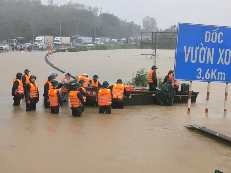 Quân khu 5 triển khai Sở Chỉ huy tiền phương ứng phó lũ đặc biệt lớn tại Đắk Lắk- Ảnh 1. Quân khu 5 triển khai Sở Chỉ huy tiền phương ứng phó lũ đặc biệt lớn tại Đắk Lắk- Ảnh 1.
