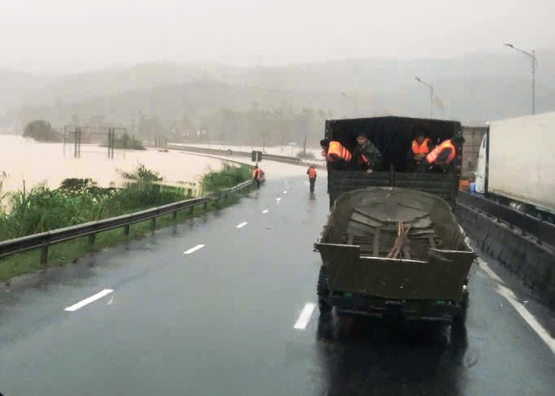 Quân khu 5 triển khai Sở Chỉ huy tiền phương ứng phó lũ đặc biệt lớn tại Đắk Lắk- Ảnh 2. Quân khu 5 triển khai Sở Chỉ huy tiền phương ứng phó lũ đặc biệt lớn tại Đắk Lắk- Ảnh 2.