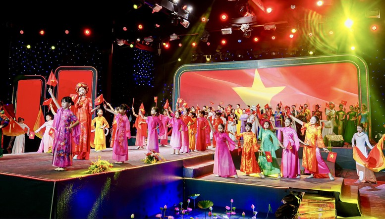 ‘Di sản Thành phố Hồ Chí Minh’: Bản giao hòa giữa quá khứ và hiện đại trong tà áo dài Việt- Ảnh 6.