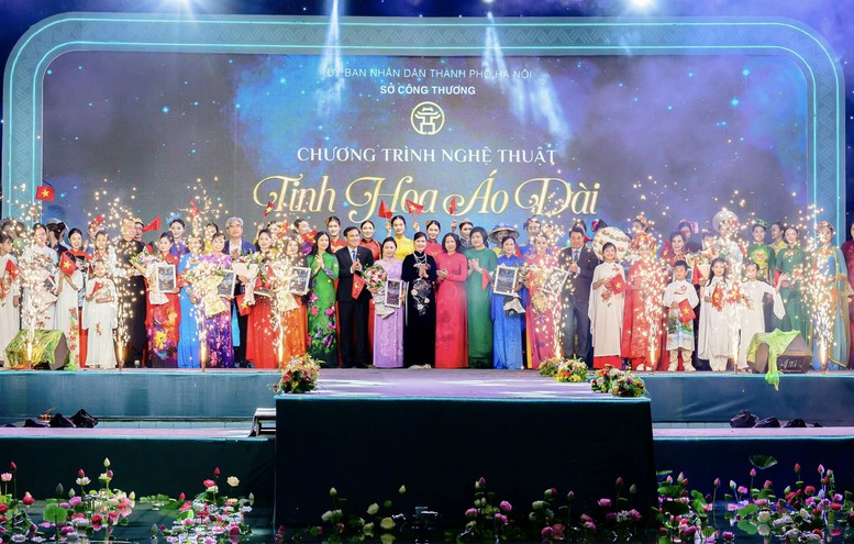 ‘Di sản Thành phố Hồ Chí Minh’: Bản giao hòa giữa quá khứ và hiện đại trong tà áo dài Việt- Ảnh 1.