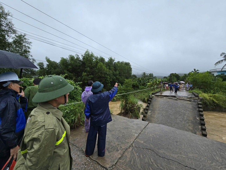 Quảng Ngãi: Khẩn trương xử lý sự cố, bảo đảm an toàn cho người dân- Ảnh 2. Quảng Ngãi: Khẩn trương xử lý sự cố, bảo đảm an toàn cho người dân- Ảnh 2.
