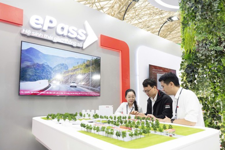 Gian hàng Viettel tại Hội chợ Mùa Thu thu hút khách tham quan- Ảnh 5. Gian hàng Viettel tại Hội chợ Mùa Thu thu hút khách tham quan- Ảnh 5.