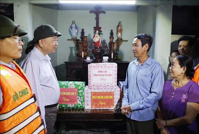 Hình ảnh 4 Tổng Bí thư Tô Lâm thăm hỏi và tặng quà cho người dân vùng bị chia cắt do mưa lũ tại thôn Khuông Phò Đông, xã Quảng Điền, TP. Huế - Ảnh: TTXVN