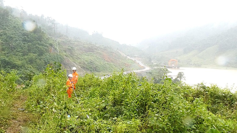 Gần 99% khách hàng miền Trung đã có điện trở lại sau lũ- Ảnh 1.