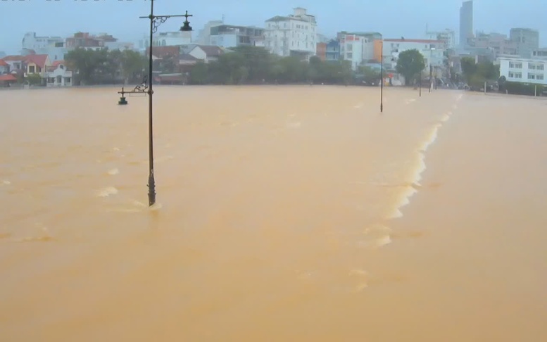 Mưa lớn ở thượng nguồn, lũ trên sông Hương, sông Bồ đang lên