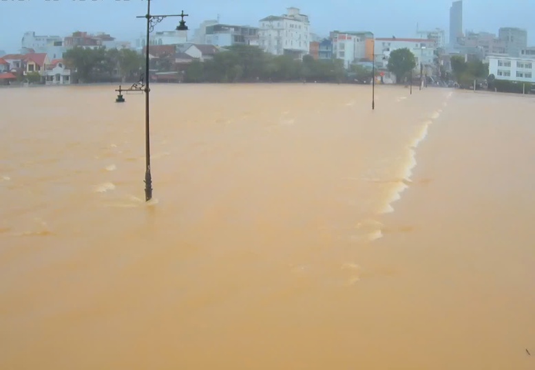 Mưa lớn ở thượng nguồn, lũ trên sông Hương, sông Bồ đang lên- Ảnh 1. Mưa lớn ở thượng nguồn, lũ trên sông Hương, sông Bồ đang lên- Ảnh 1.