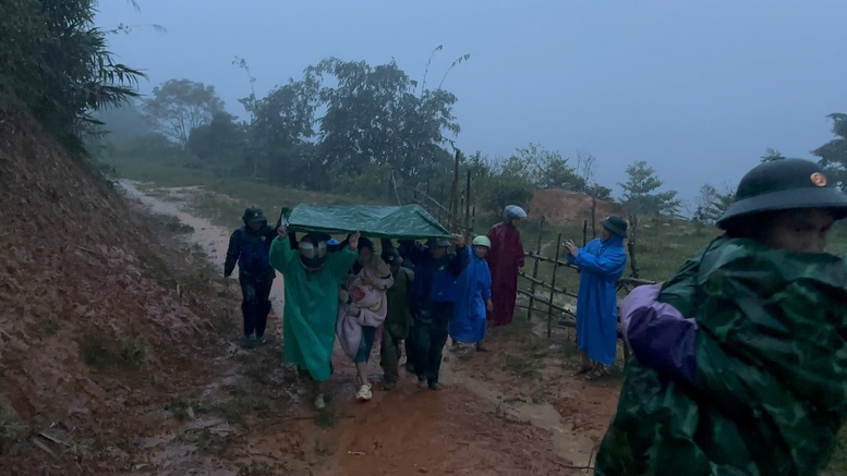 Đà Nẵng: Sơ tán nhiều hộ dân ở miền núi trước nguy cơ sạt lở- Ảnh 2. Đà Nẵng: Sơ tán nhiều hộ dân ở miền núi trước nguy cơ sạt lở- Ảnh 2.