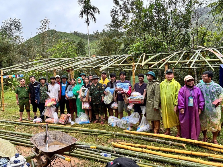 Đà Nẵng: Sơ tán nhiều hộ dân ở miền núi trước nguy cơ sạt lở- Ảnh 7. Đà Nẵng: Sơ tán nhiều hộ dân ở miền núi trước nguy cơ sạt lở- Ảnh 7.