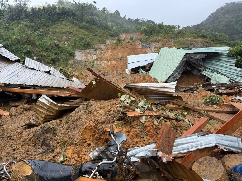 Đà Nẵng: Sơ tán nhiều hộ dân ở miền núi trước nguy cơ sạt lở- Ảnh 1. Đà Nẵng: Sơ tán nhiều hộ dân ở miền núi trước nguy cơ sạt lở- Ảnh 1.