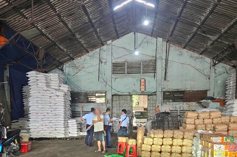 Phát hiện gần 15 tấn đường cát nhập lậu tại TPHCM- Ảnh 1. Phát hiện gần 15 tấn đường cát nhập lậu tại TPHCM- Ảnh 1.