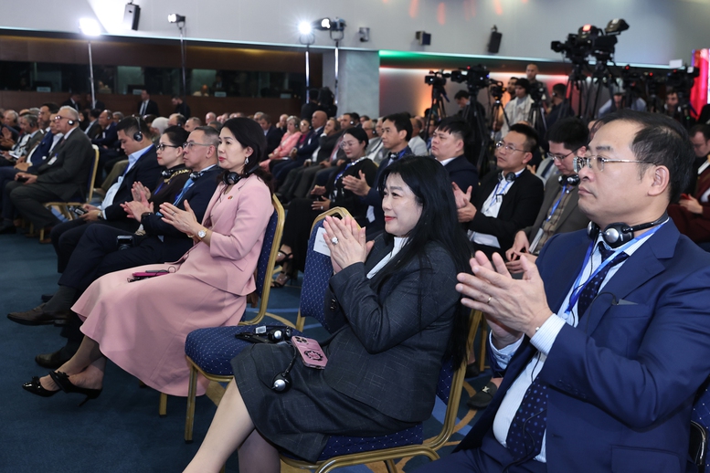 Thủ tướng mời gọi doanh nghiệp Việt Nam đầu tư tại Algeria để xuất khẩu sang 3 châu lục- Ảnh 6. Thủ tướng mời gọi doanh nghiệp Việt Nam đầu tư tại Algeria để xuất khẩu sang 3 châu lục- Ảnh 6.