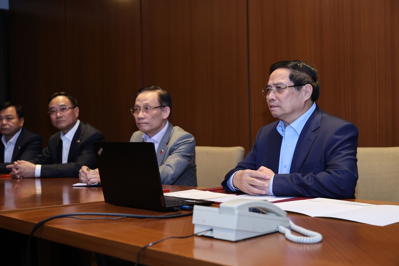 Huy động mọi lực lượng, dùng mọi phương tiện cứu người trong lũ lụt