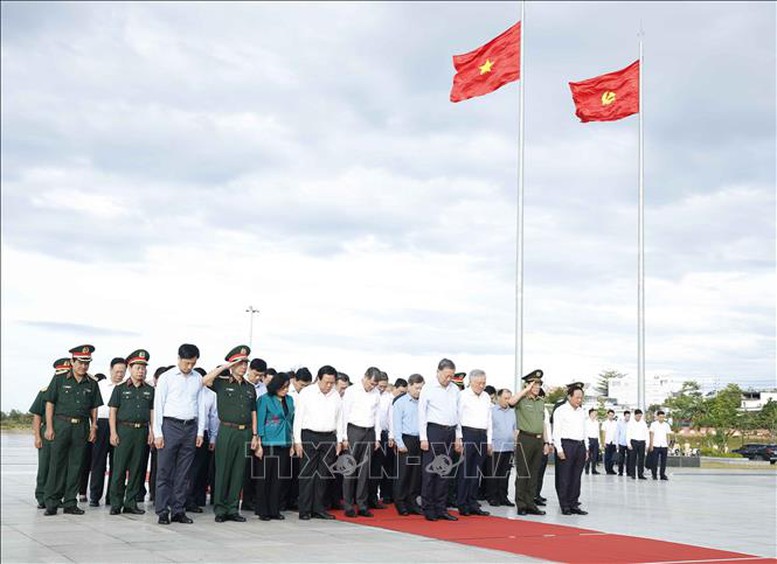 Tổng Bí thư Tô Lâm dâng hương tưởng niệm Chủ tịch Hồ Chí Minh và các anh hùng liệt sĩ tại Phú Quốc- Ảnh 2.