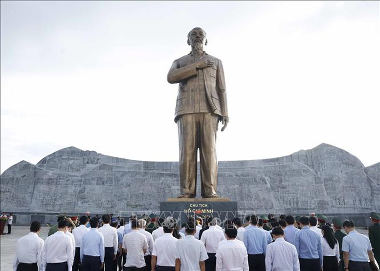 Tổng Bí thư Tô Lâm dâng hương tưởng niệm Chủ tịch Hồ Chí Minh và các anh hùng liệt sĩ tại Phú Quốc- Ảnh 3.