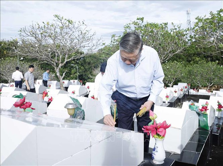 Tổng Bí thư Tô Lâm dâng hương tưởng niệm Chủ tịch Hồ Chí Minh và các anh hùng liệt sĩ tại Phú Quốc- Ảnh 5.