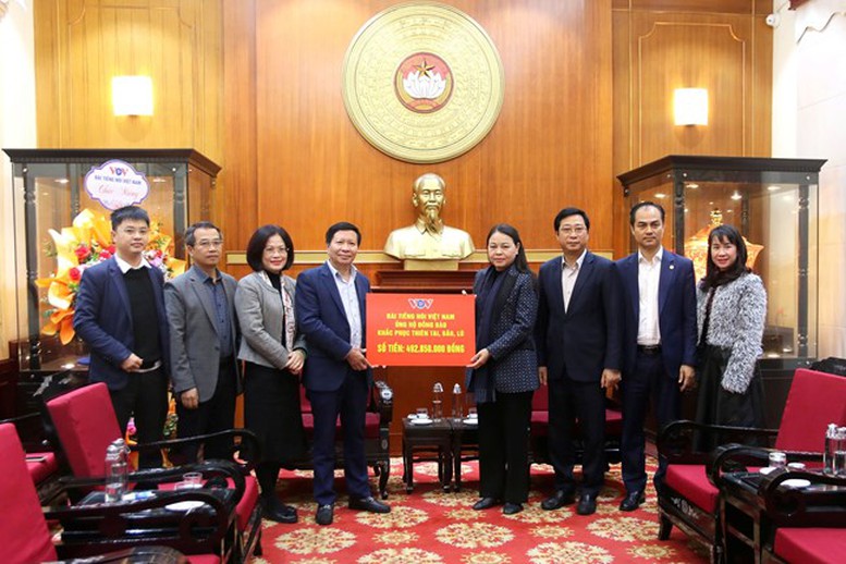 Trên 1.387 tỷ đồng đăng ký ủng hộ đồng bào vùng lũ qua Ban Vận động cứu trợ Trung ương- Ảnh 1.