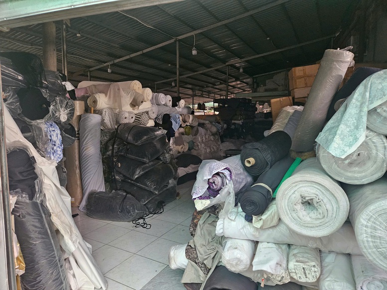 TPHCM: Phát hiện kho hàng chứa trên 100 tấn vải cuộn không rõ nguồn gốc- Ảnh 1. TPHCM: Phát hiện kho hàng chứa trên 100 tấn vải cuộn không rõ nguồn gốc- Ảnh 1.