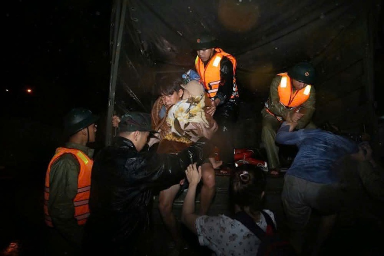 Quân khu 5 triển khai lực lượng khẩn cấp hỗ trợ Gia Lai ứng phó với lũ- Ảnh 3.