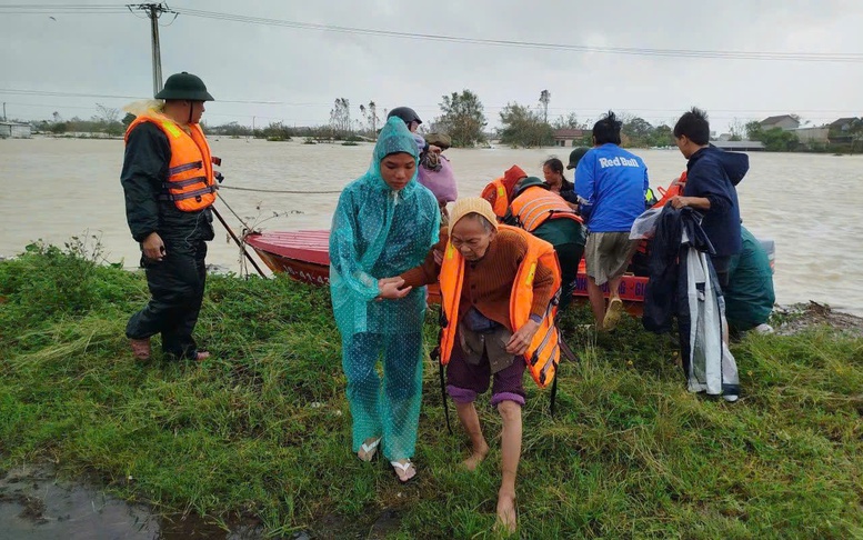 Các lực lượng công an, quân đội nỗ lực cứu, sơ tán khẩn cấp người dân bị cô lập do nước lũ