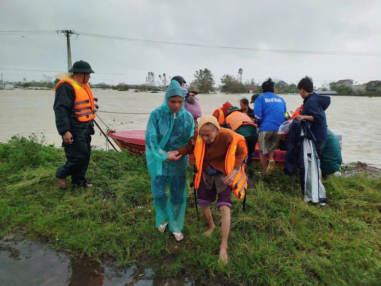 Các lực lượng công an, quân đội nỗ lực cứu, sơ tán khẩn cấp người dân bị cô lập do nước lũ- Ảnh 1.