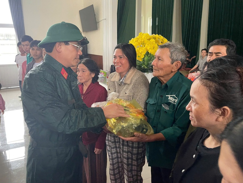 Bộ đội 'đi từng nhà, rà từng hộ' ứng cứu, tiếp tế thực phẩm cho người dân- Ảnh 3.