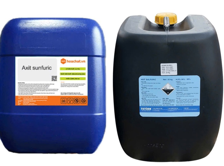 100 can axit sunfuric bị lũ cuốn trôi, công an phát cảnh báo nguy hiểm- Ảnh 1.