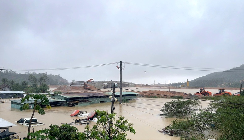 Nước ngập hơn 2m, công trường thi công cao tốc Chí Thạnh-Vân Phong tê liệt hoàn toàn- Ảnh 2. Nước ngập hơn 2m, công trường thi công cao tốc Chí Thạnh-Vân Phong tê liệt hoàn toàn- Ảnh 2.