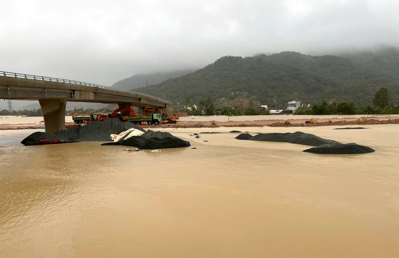 Nước ngập hơn 2m, công trường thi công cao tốc Chí Thạnh-Vân Phong tê liệt hoàn toàn- Ảnh 1. Nước ngập hơn 2m, công trường thi công cao tốc Chí Thạnh-Vân Phong tê liệt hoàn toàn- Ảnh 1.