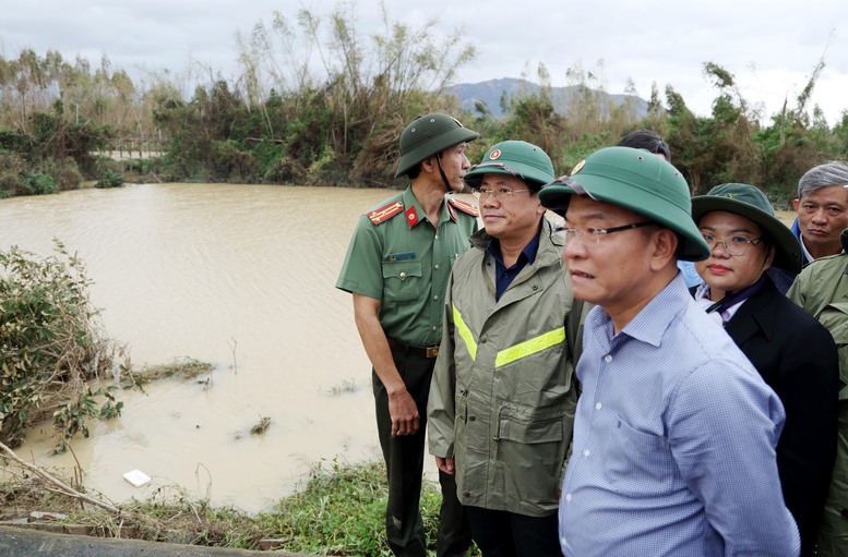 Phó Thủ tướng Lê Thành Long kiểm tra công tác khắc phục, thăm hỏi người dân vùng ngập lụt tại Gia Lai- Ảnh 2.