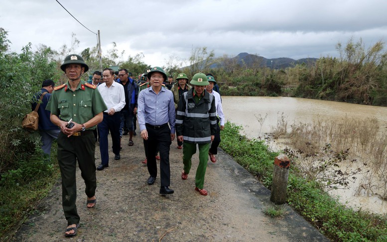 Phó Thủ tướng Lê Thành Long kiểm tra công tác khắc phục, thăm hỏi người dân vùng ngập lụt tại Gia Lai- Ảnh 1.