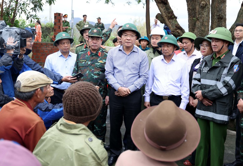 Phó Thủ tướng Lê Thành Long kiểm tra công tác khắc phục, thăm hỏi người dân vùng ngập lụt tại Gia Lai- Ảnh 3.