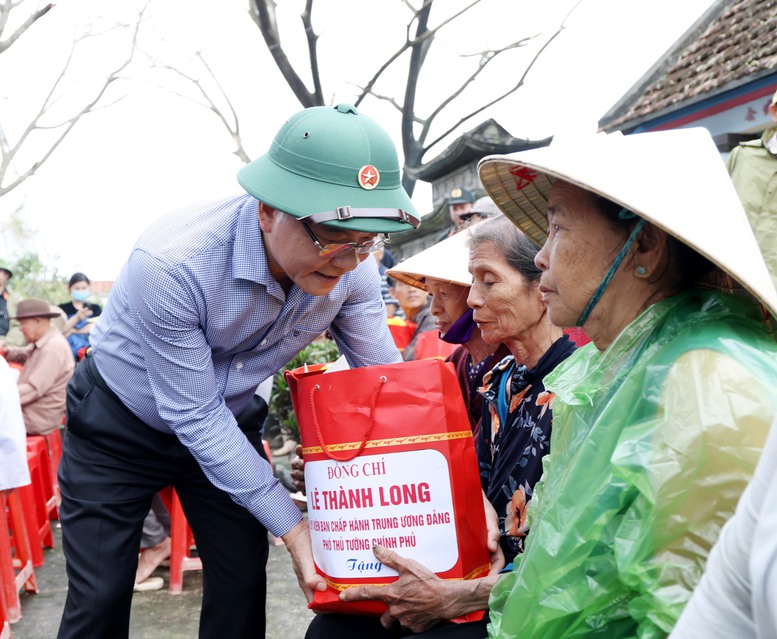 Phó Thủ tướng Lê Thành Long kiểm tra công tác khắc phục, thăm hỏi người dân vùng ngập lụt tại Gia Lai- Ảnh 4.
