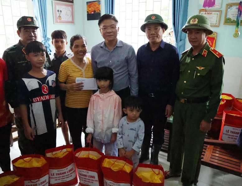 Phó Thủ tướng Lê Thành Long kiểm tra công tác khắc phục, thăm hỏi người dân vùng ngập lụt tại Gia Lai- Ảnh 7.