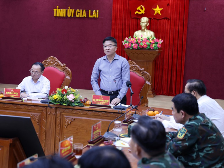 Phó Thủ tướng Lê Thành Long kiểm tra công tác khắc phục, thăm hỏi người dân vùng ngập lụt tại Gia Lai- Ảnh 8.