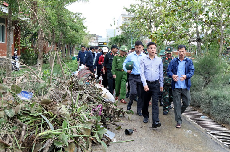 Phó Thủ tướng Lê Thành Long kiểm tra công tác khắc phục, thăm hỏi người dân vùng ngập lụt tại Gia Lai- Ảnh 5.