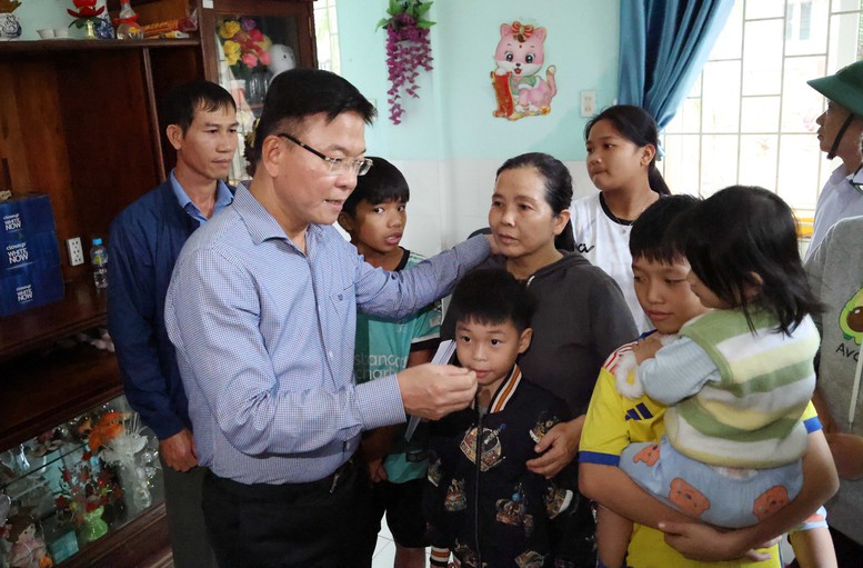 Phó Thủ tướng Lê Thành Long kiểm tra công tác khắc phục, thăm hỏi người dân vùng ngập lụt tại Gia Lai- Ảnh 6.