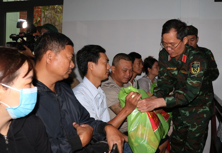 Tổng cục Chính trị thăm, động viên người dân vùng lũ Đắk Lắk và Gia Lai- Ảnh 8.