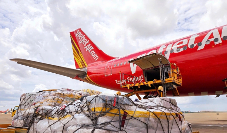 Vietjet hỗ trợ đổi vé miễn phí với khách bị ảnh hưởng bởi mưa lũ miền Trung- Ảnh 1.