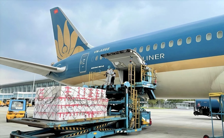 Vietnam Airlines vận chuyển miễn phí hàng hóa hỗ trợ đồng bào vùng lũ miền Trung- Ảnh 1. Vietnam Airlines vận chuyển miễn phí hàng hóa hỗ trợ đồng bào vùng lũ miền Trung- Ảnh 1.