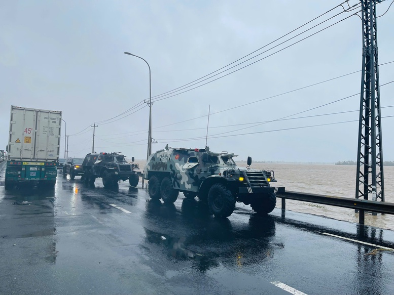 Xe thiết giáp vượt lũ tiếp tế thực phẩm cho người dân Đắk Lắk- Ảnh 6.