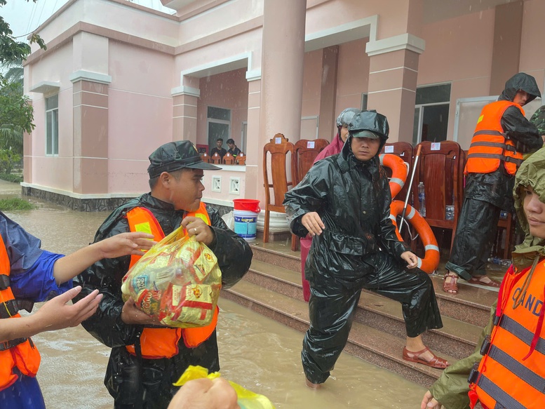 Xe thiết giáp vượt lũ tiếp tế thực phẩm cho người dân Đắk Lắk- Ảnh 2.