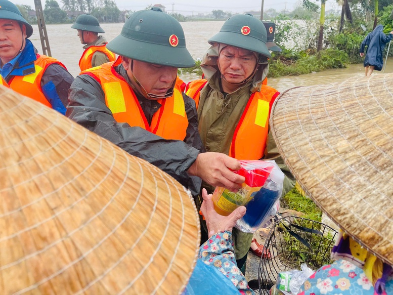 Tổng cục Chính trị thăm, động viên người dân vùng lũ Đắk Lắk và Gia Lai- Ảnh 4.