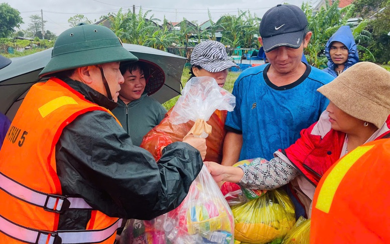 Tổng cục Chính trị thăm, động viên người dân vùng lũ Đắk Lắk và Gia Lai