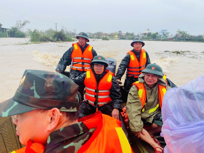 Tổng cục Chính trị thăm, động viên người dân vùng lũ Đắk Lắk và Gia Lai- Ảnh 1.