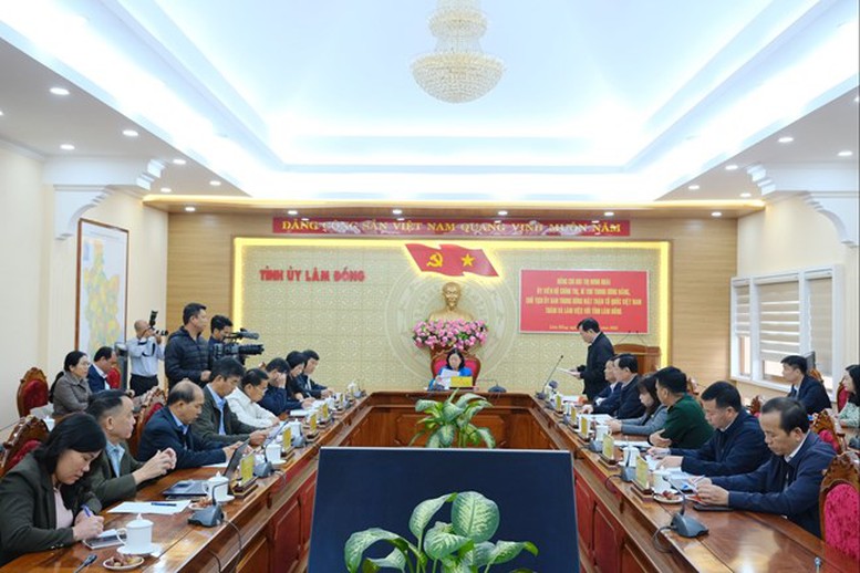 Ủy ban Trung ương MTTQ Việt Nam trao 20 tỷ đồng hỗ trợ Lâm Đồng khắc phục hậu quả mưa lũ- Ảnh 1.